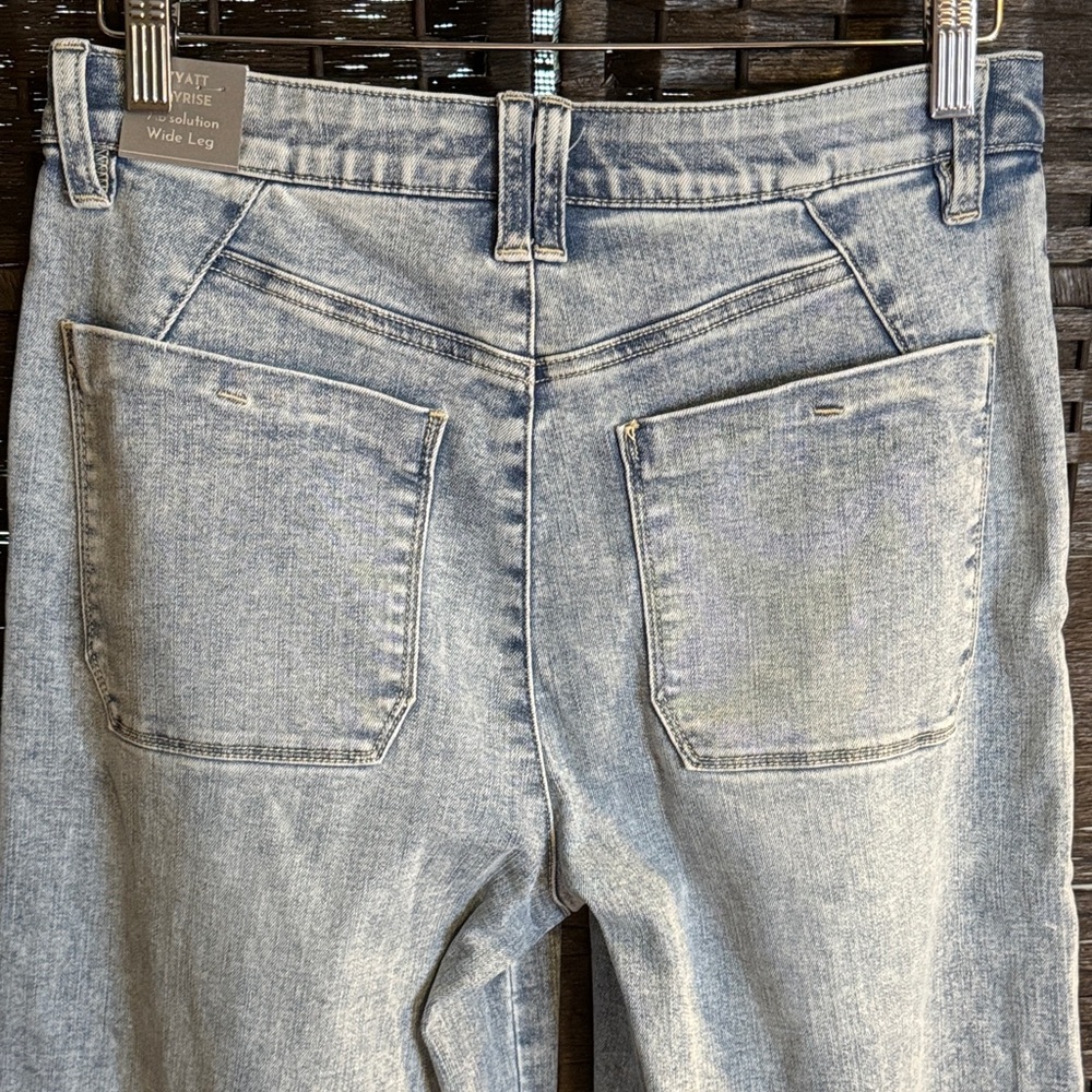 Light Wash Wide Leg Women’s Jeans - Picture 8 of 13